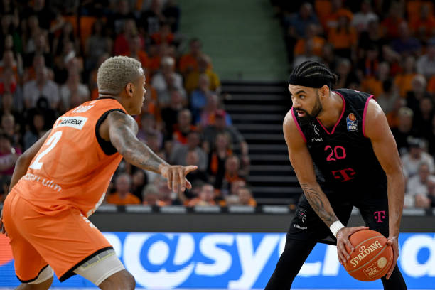 曝东契奇不希望詹姆斯离队！湖管亲赴欧洲为他助威 巨幅海报惹怒旧主